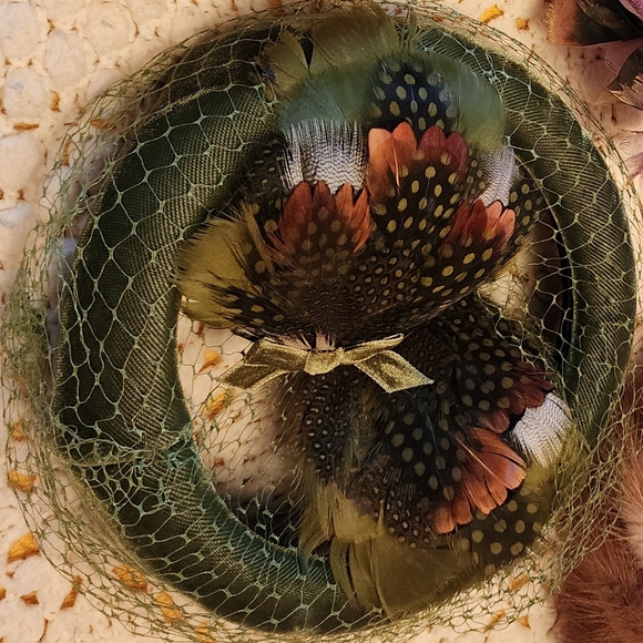1950s green velvet ring hat feathers - Picture 3 of 3